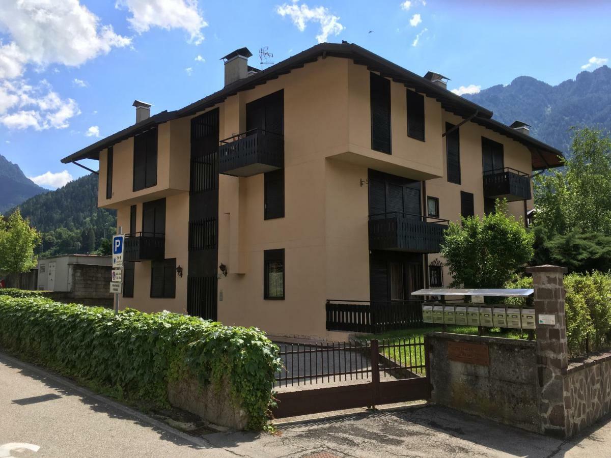 Апартаменты La Finestra Sulle Dolomiti - The Window To The Dolomites Фьера-ди-Примьеро Экстерьер фото
